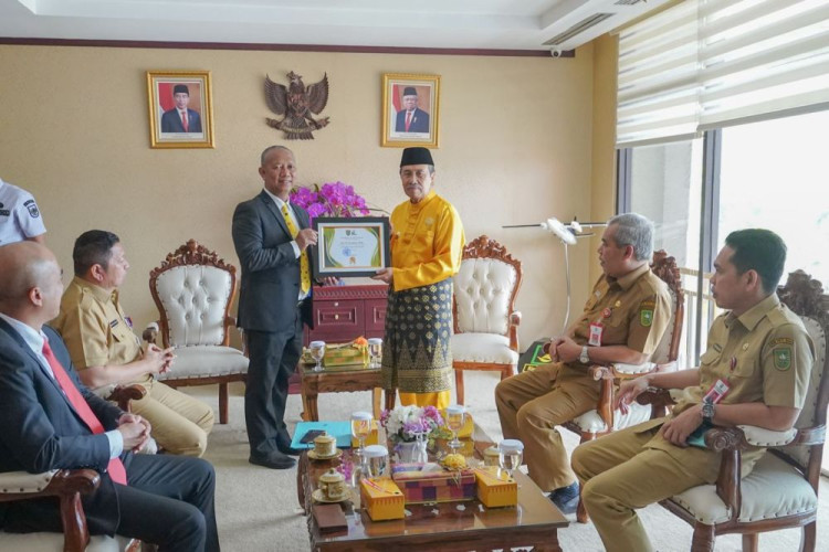 Universitas Islam Riau Beri Gubri Syamsuar Penghargaan