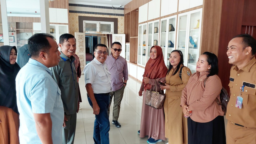 Terima Laporan Guru SDN 020 Bukit Sako Digaji 200 Ribu, Wakil Ketua DPRD Pelalawan Baharudin Ajak Perusahaan Bantu Lewat CSR