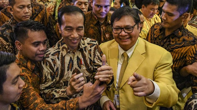 Pakai Dasi Kuning, Jokowi Mengaku Nyaman dengan Golkar