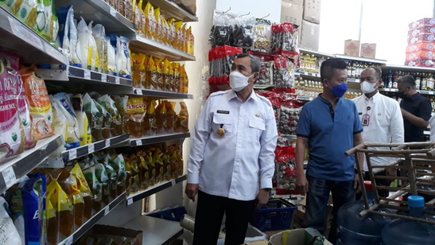 Gubri Syamsuar Sidak Harga Jual Minyak Goreng di Supermarket