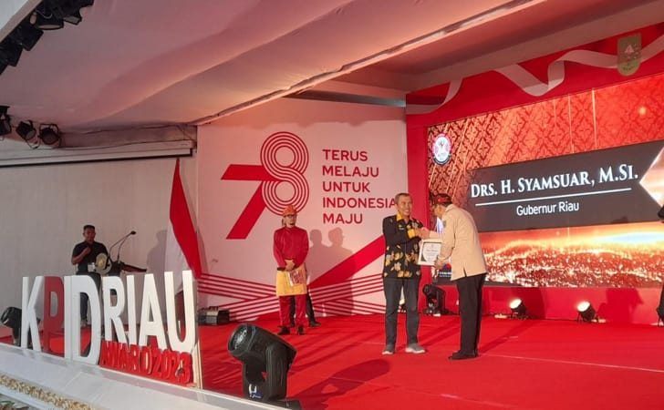 Gubri Syamsuar Terima Penghargaan Tokoh Inspiratif Penyiaran dari KPID Riau