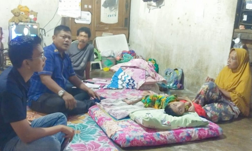 Penuh Haru, Asmet Caleg Golkar Dapil Kuansing II Kunjungi Remaja Penderita Epilepsi 