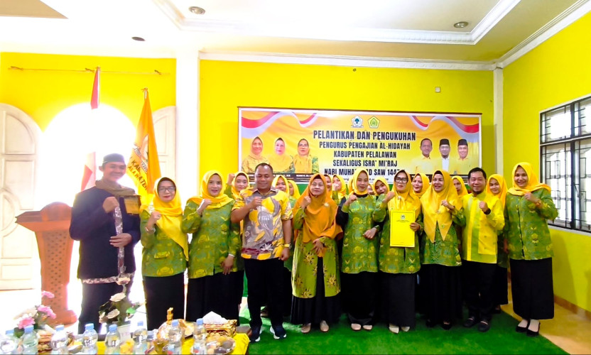 Hj. Nuraini Lantik Yulmida MZ sebagai Ketua Al-Hidayah Kabupaten Pelalawan, Pesan Kuatkan Peran Perempuan Dalam Dakwah Islam