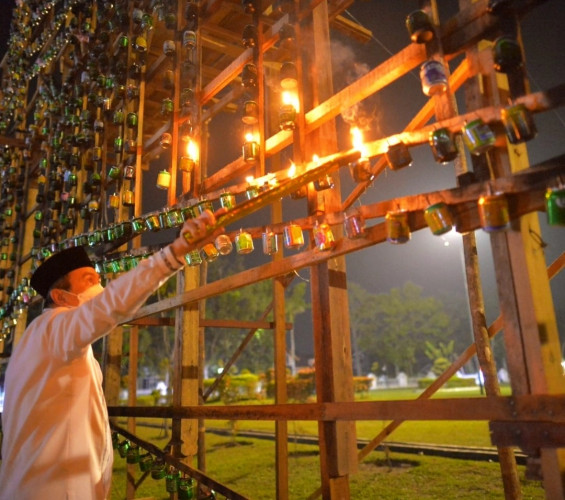 Buka Festival Lampu Colok di Kediaman Dinas, Gubri Syamsuar Ajak Lestarikan Budaya Lokal