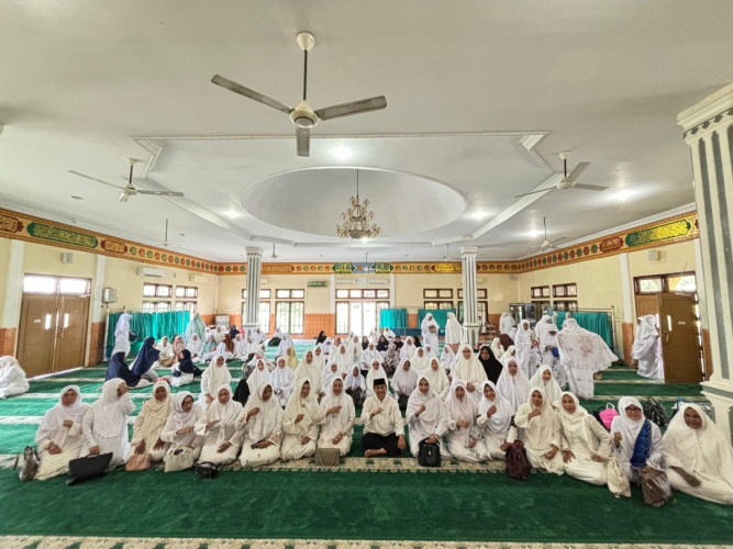 Isi Pengajian Rutin Alhidayah Provinsi Riau, Buya Mawardi Ajak Kaum Ibu Kolaborasi Dengan Suami Bangun Keluarga Agamis