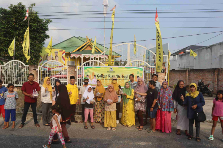 Bagikan Ratusan Takjil Untuk Pengendara, DPD Golkar Riau juga Bagikan Nasi Kotak di 5 Masjid di Pekanbaru