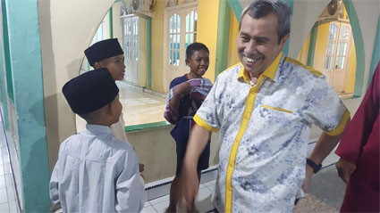 Sholat Magrib di Siak, Cagubri Syamsuar Terima 