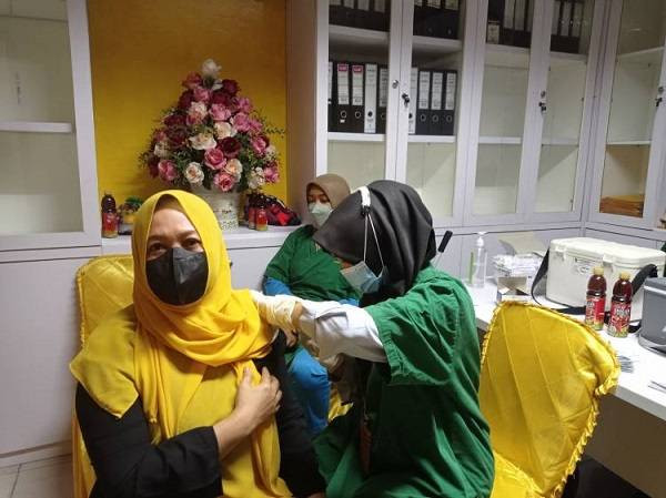 Peringati HUT Ke-57, DPD Golkar Pekanbaru Gelar Vaksinasi Covid-19