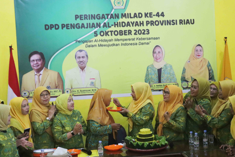 Milad ke-44, Pengajian Al-Hidayah Riau Potong Tumpeng dan Santunan Yatim Dhuafa