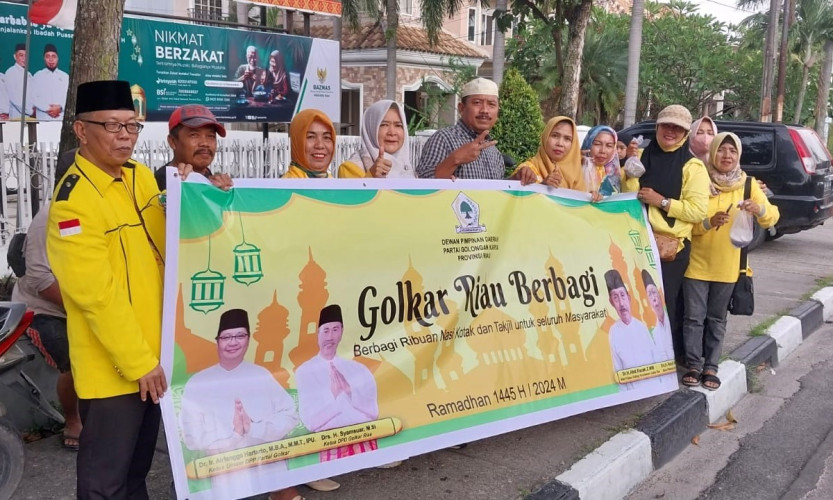 Bagikan Ratusan Takjil, Ketua DPD Golkar Riau berikan Apresiasi Kepada Bidang Kerohanian Golkar Riau