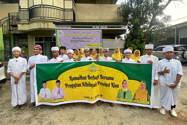 Lakukan 3 Aksi Sosial Sekaligus, DPD Al-Hidayah Riau Baksos di Pondok Tahfidz Berikan Sembako Tenaga Kebersihan dan Bagikan Takjil