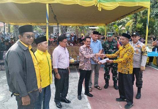 Warga Kesulitan Menguburkan Jenazah Malam Hari, Sari Antoni DPRD Riau Bantu Penerangan Makam