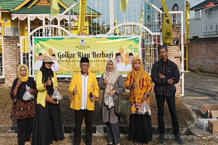 DPD Golkar Riau Kembali Berikan Ratusan Takjil dan Nasi Kotak Untuk Masyarakat 