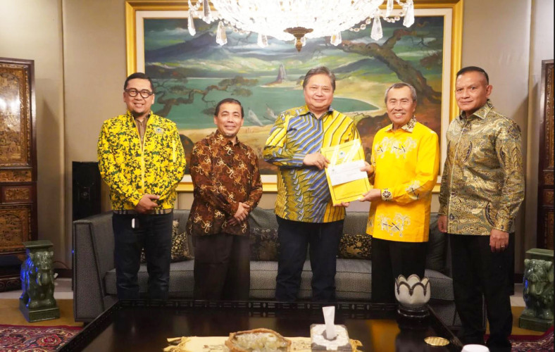 Ketum Golkar Serahkan SK Calon Gubernur Riau Syamsuar – Ustadz Mawardi M. Saleh